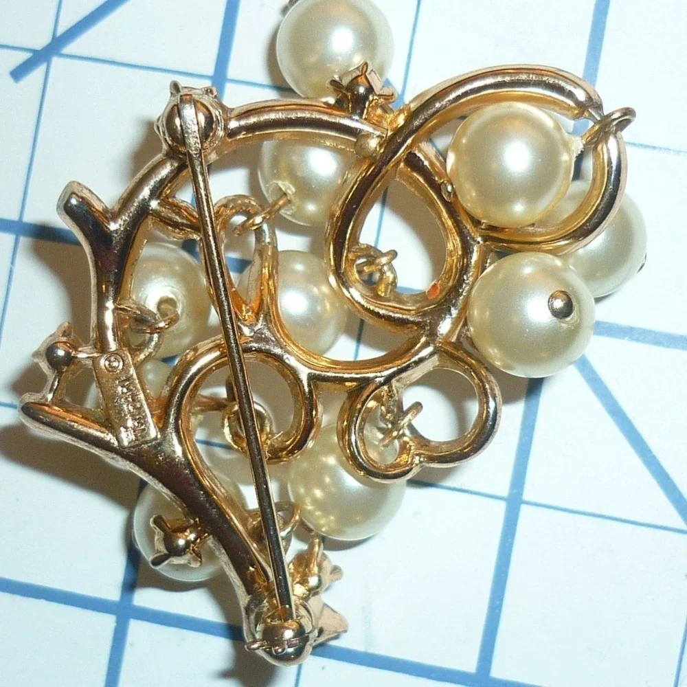 Crown Trifari Gold Tone Faux Pearl Rhinestone‎ Grape Cluster Brooch Pin